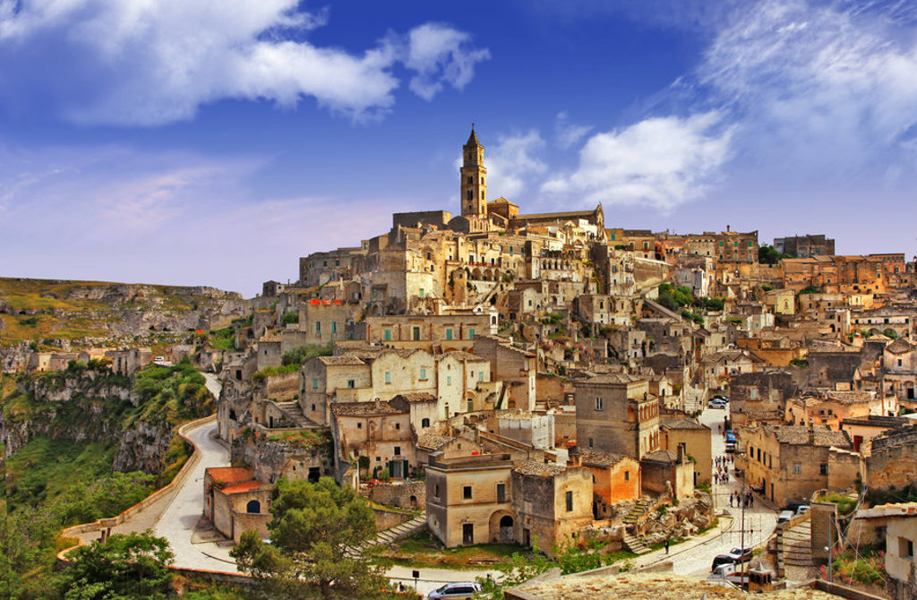 Uitzicht op het historische centrum van Matera met stenen huizen en kerk op de heuvel, Italië.