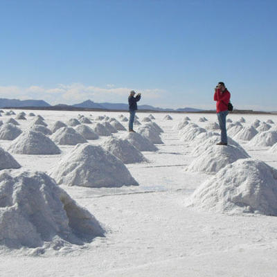 Zoutheuvels op de Salar de Uyuni, met reizigers op de hoogvlakte van de Andes in Bolivia.