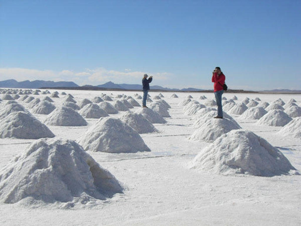 Zoutheuvels op de Salar de Uyuni, met reizigers op de hoogvlakte van de Andes in Bolivia.
