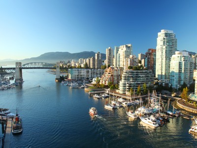 Skyline van Vancouver met jachthaven en Burrard Bridge bij False Creek, tijdens Route Canada.