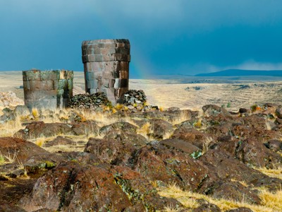 Sillustani grafmonumenten op het Titicacameer-hoogland in Peru, met ruig rotslandschap en donkere wolkenlucht.