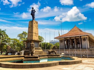 Boeddhabeeld bij tempelcomplex in Sri Lanka tijdens 15-daagse fietsreis.