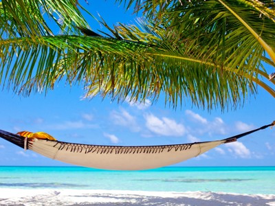 Hangmat onder palmbomen aan het strand op de Malediven, onderdeel van de route Sri Lanka en Malediven.