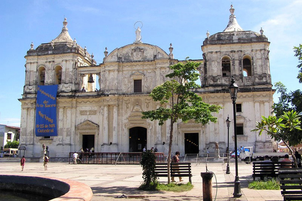 Kathedraal van Guatemala-Stad aan een zonnig plein, stop tijdens groepsrondreis Trans-Midden-Amerika.