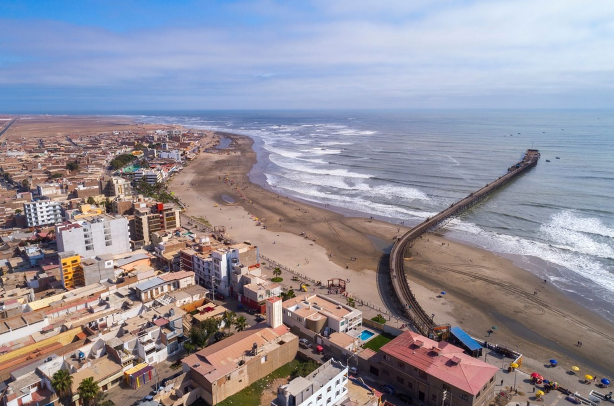 de boulevard en pier aan het strand van Chiclayo, Peru.