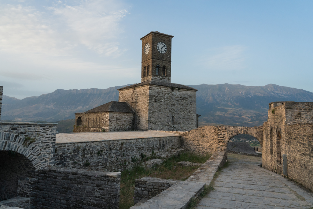 Klokkentoren en oude stenen vesting in Gjirokastër, Albanië, tijdens een 22-35ers groepsrondreis.