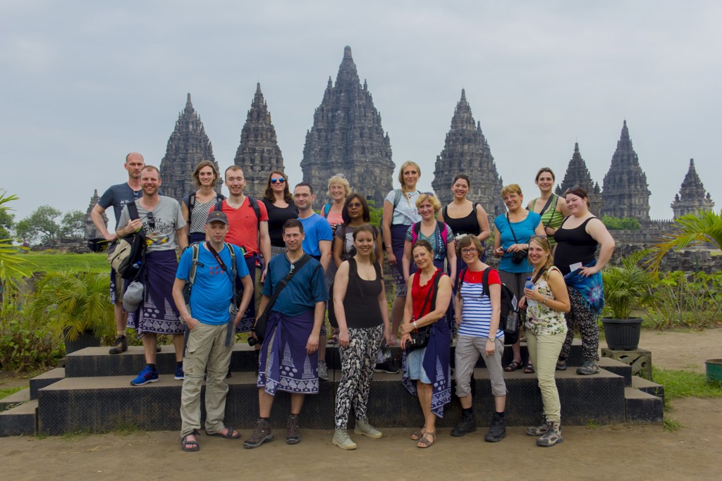 Groepsrondreis Java & Bali: reizigers bij tempelcomplex Prambanan op Java, Indonesië.