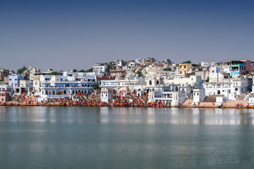 Pelgrims en tempels aan de ghats van Pushkarmeer in Pushkar, Noord-India.
