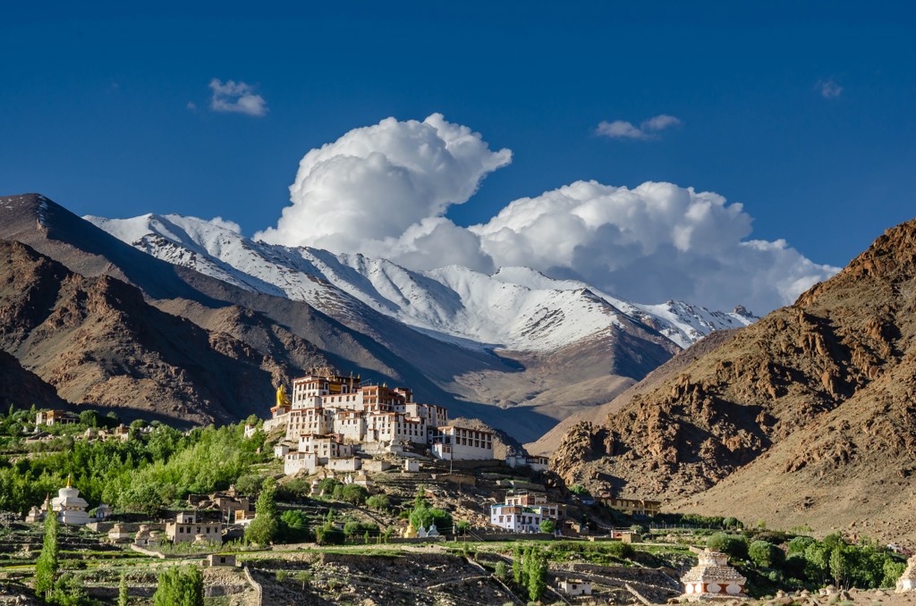 Boeddhistisch klooster in Ladakh met besneeuwde Himalaya-bergen op de achtergrond, India.