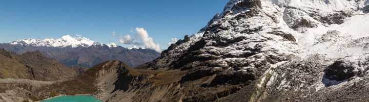 Salkantay Trek in Peru met besneeuwde Salkantay-berg en turquoise bergmeer.