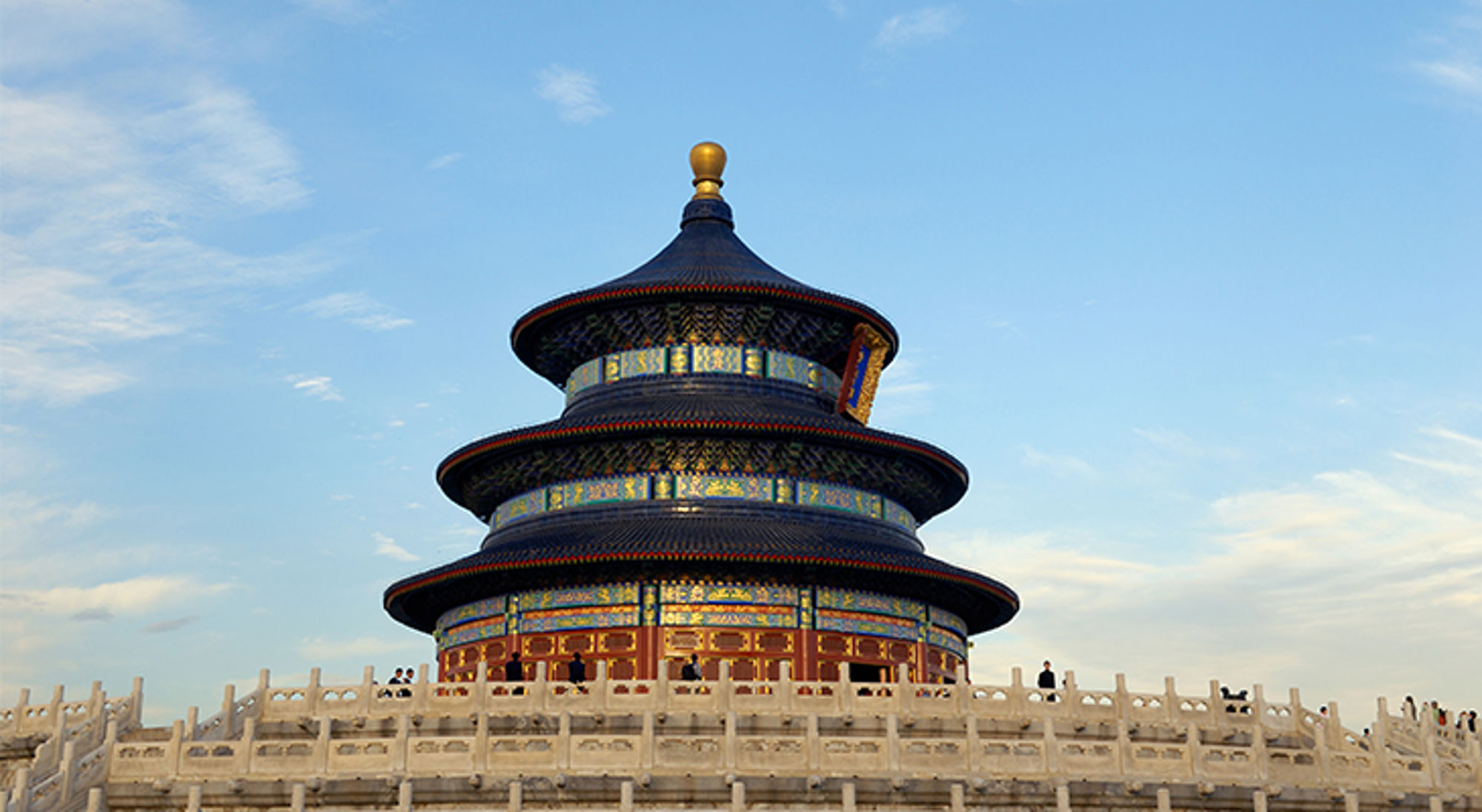 Tempel van de Hemel in Beijing, China, met ronde blauwe pagode tegen een heldere lucht.