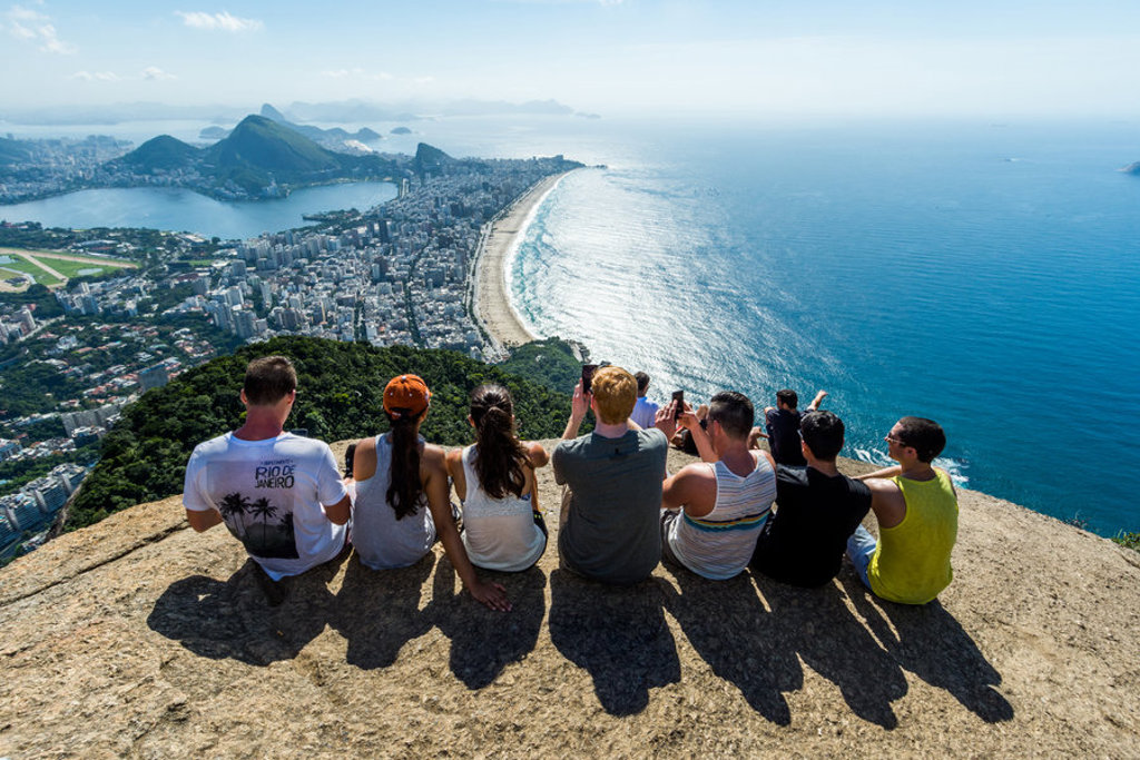 Groep reizigers geniet van uitzicht over Rio de Janeiro en Copacabana tijdens 22-35ers reis Brazilië.