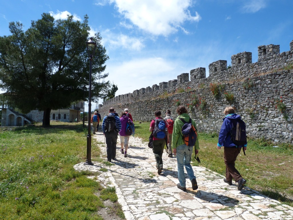 Wandelaars met rugzak langs de vestingmuur van Gjirokastër tijdens groepsrondreis Albanië Hoogtepunten.