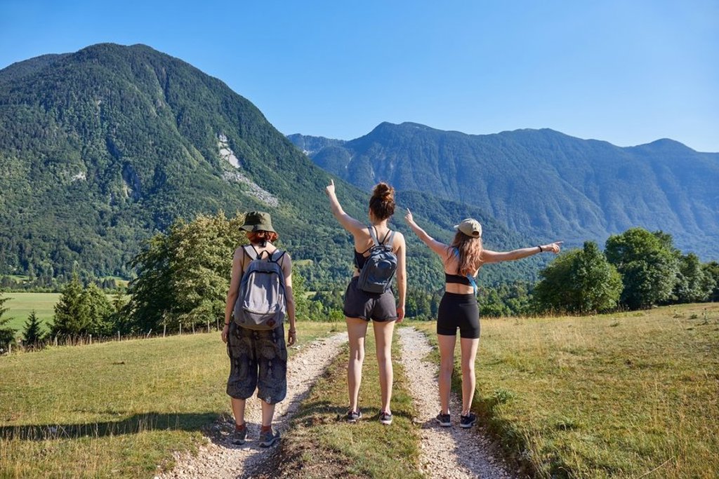 Groepsrondreis 22-35ers in Slovenië met uitzicht op bergen en mistig landschap.