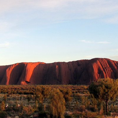 Uluru (Ayers Rock) bij zonsondergang in de Australische outback tijdens een groepsrondreis Australië.