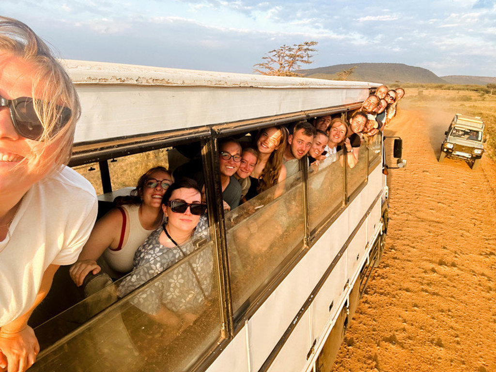 Groep 22-35ers in safariwagen tijdens groepsrondreis Kenia & Tanzania.