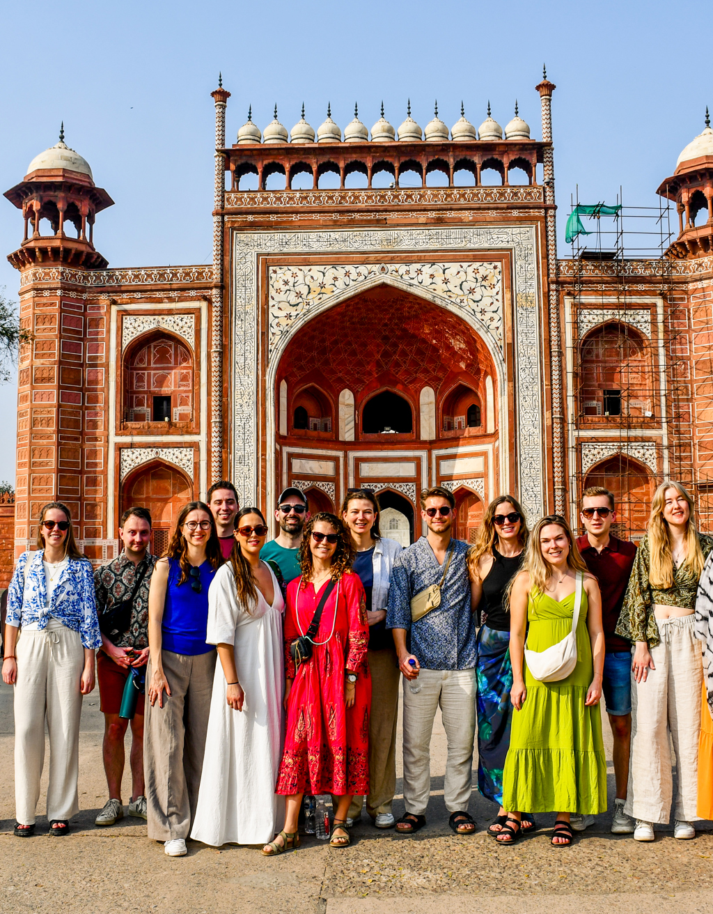Groep 22-35ers reizigers voor de toegangspoort van de Taj Mahal in Agra, India.