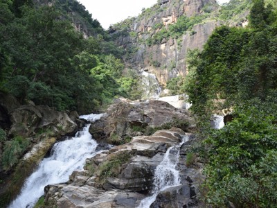 Waterval in de groene heuvels van Sri Lanka langs de familiereisroute.