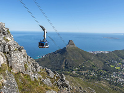 Kabelbaan naar de Tafelberg met uitzicht op Lion’s Head en de kust bij Kaapstad.