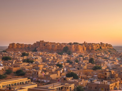 Zonsondergang boven Jaisalmer Fort en de goudkleurige stad in Rajasthan, Noord-India.