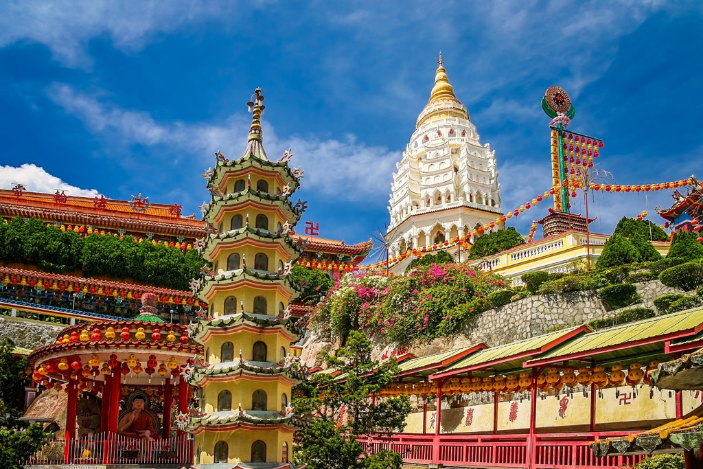 Kek Lok Si-tempelcomplex in Penang, West-Maleisië, met pagode en witte pagoda tegen een blauwe lucht.