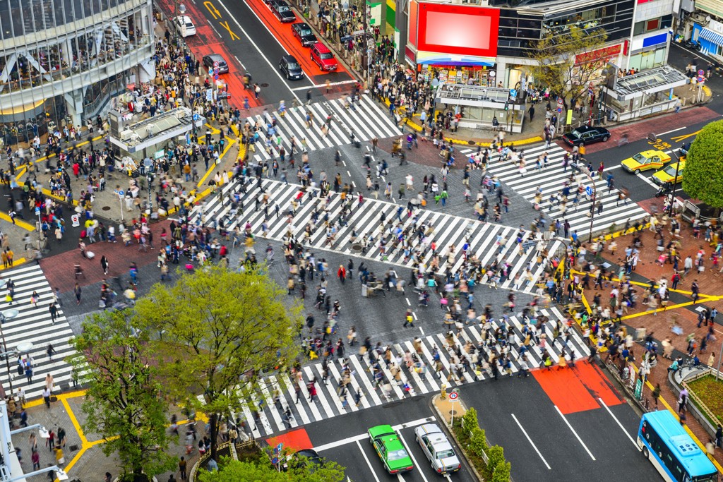 Drukke kruising in Tokio met het Shibuya Crossing-zebrapad en veel voetgangers.