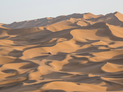 Zandduinen in de woestijn langs de Zijderoute met de trein.