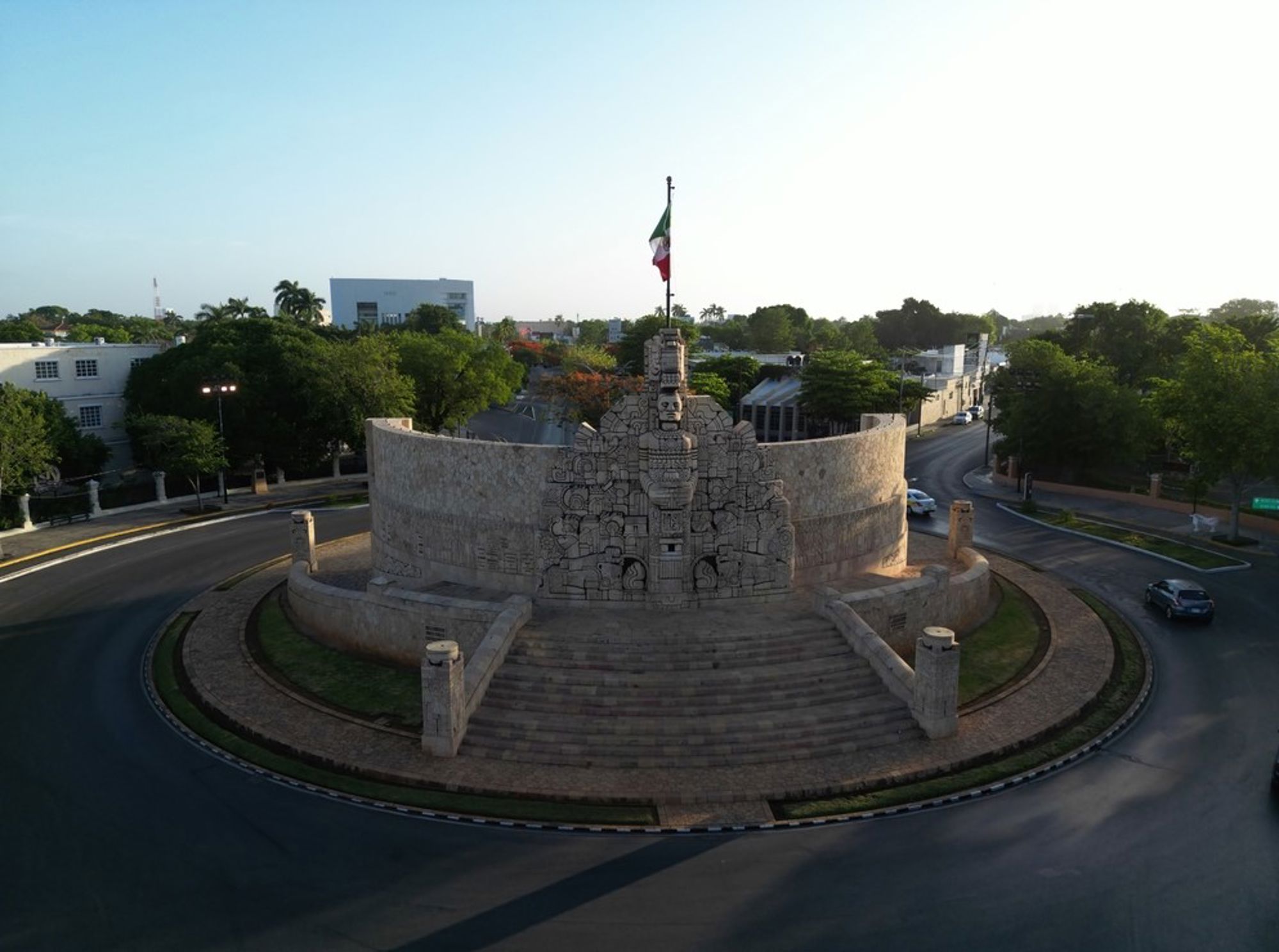 Monumento a la Patria in Mérida, Mexico, met Mexicaanse vlag op een rotonde.
