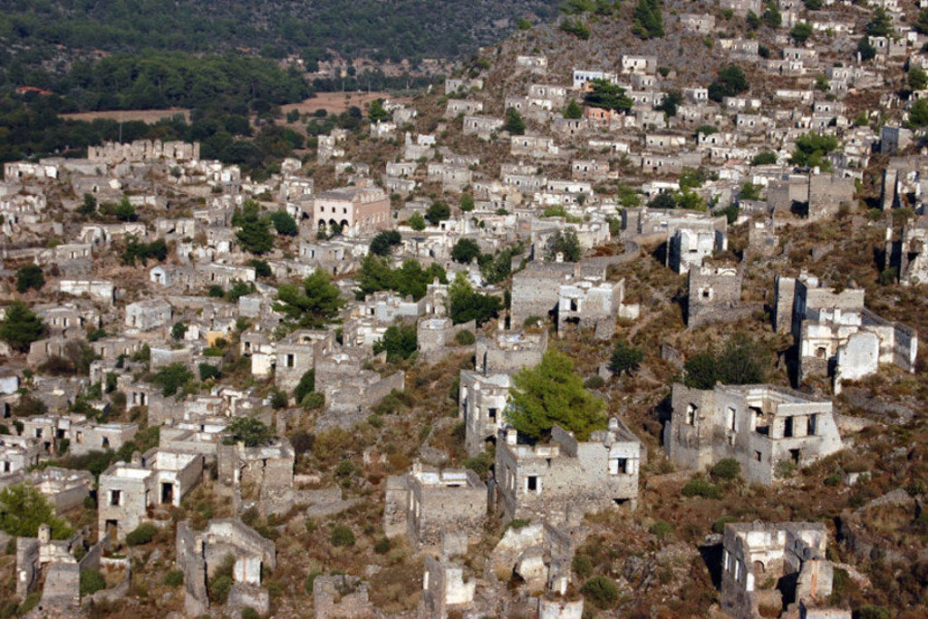 Uitzicht op verlaten stenen huizen op een heuvel in Turkije tijdens de groepsrondreis Turkije Hoogtepunten.