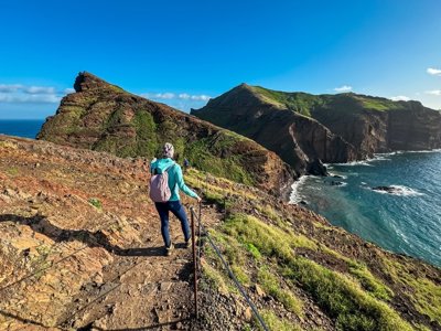 Kustrotsen bij Ponta de São Lourenço op Madeira met uitzicht over de Atlantische Oceaan.