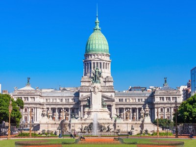 Congresgebouw van Buenos Aires met groene koepel en fontein op het plein.