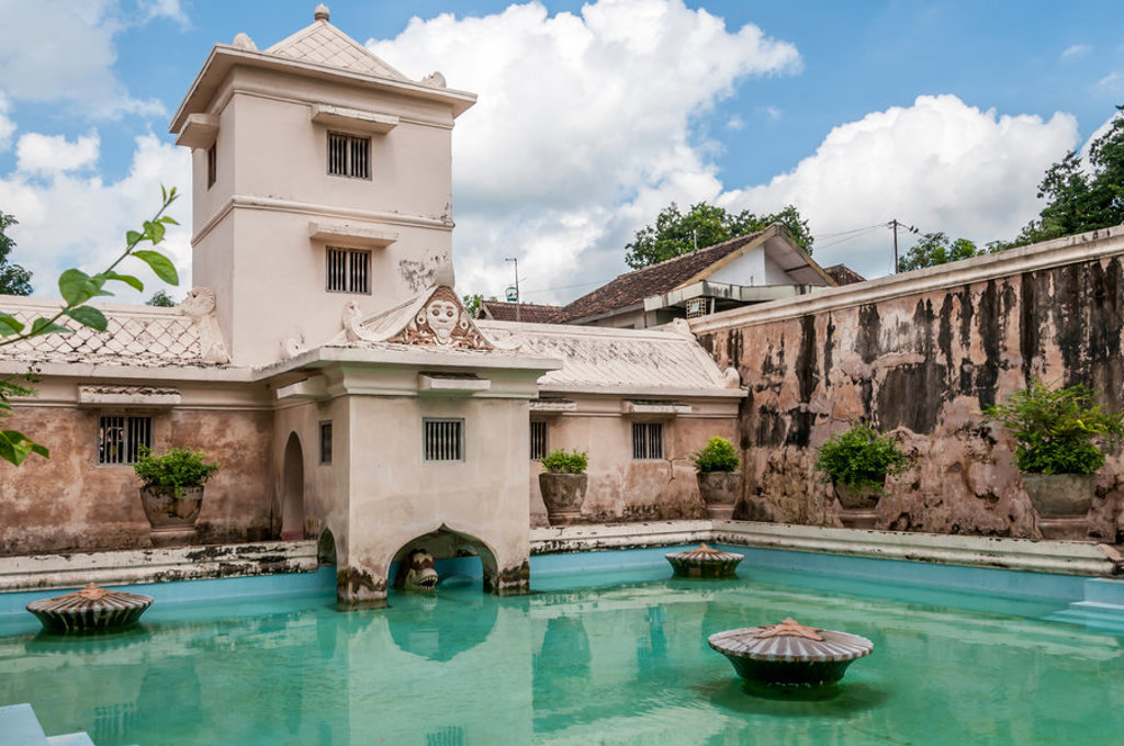 Waterpaleis Taman Sari in Yogyakarta op Java, met turquoise baden en witte toren.
