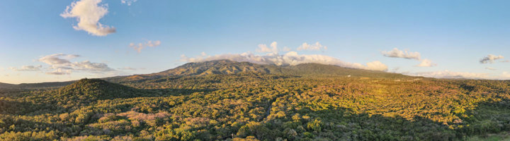 Panoramisch uitzicht op de vulkaan Rincón de la Vieja en het omliggende bos in Costa Rica.