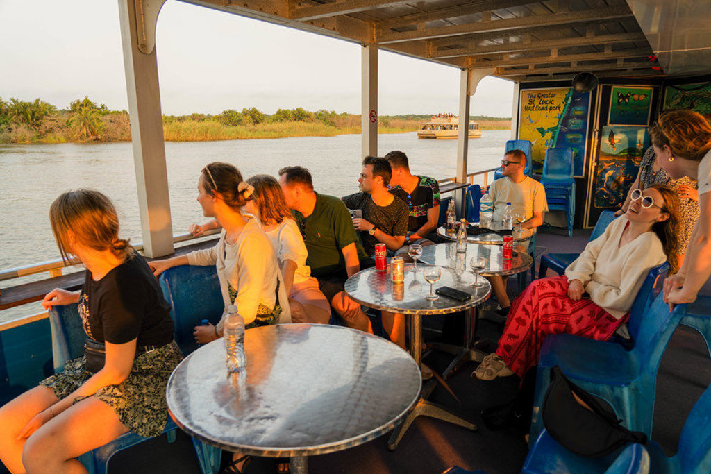 22-35ers genieten van een boottocht bij zonsondergang tijdens rondreis Zuid-Afrika.