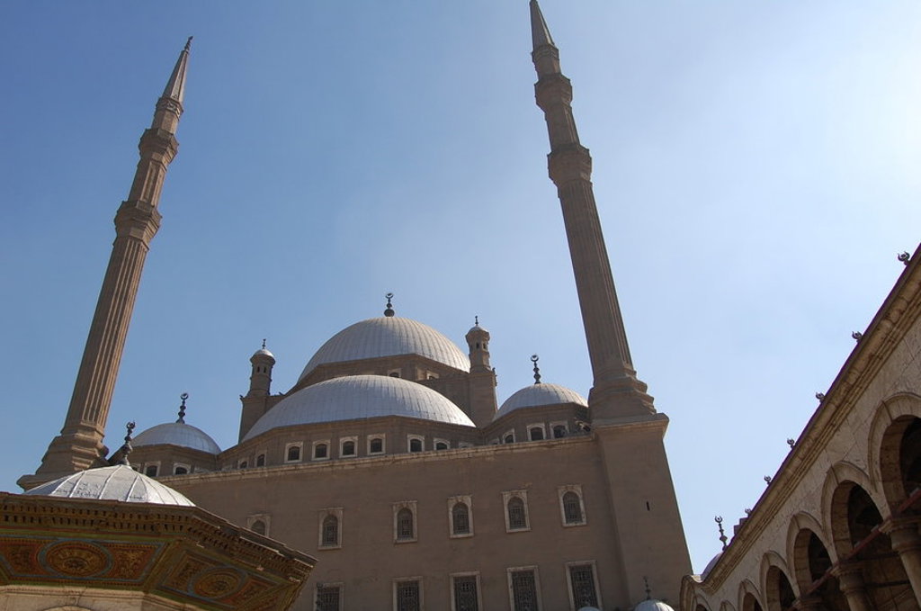 Moskee met koepels en hoge minaretten in Caïro, Egypte, tijdens een familiereis langs de Nijl.
