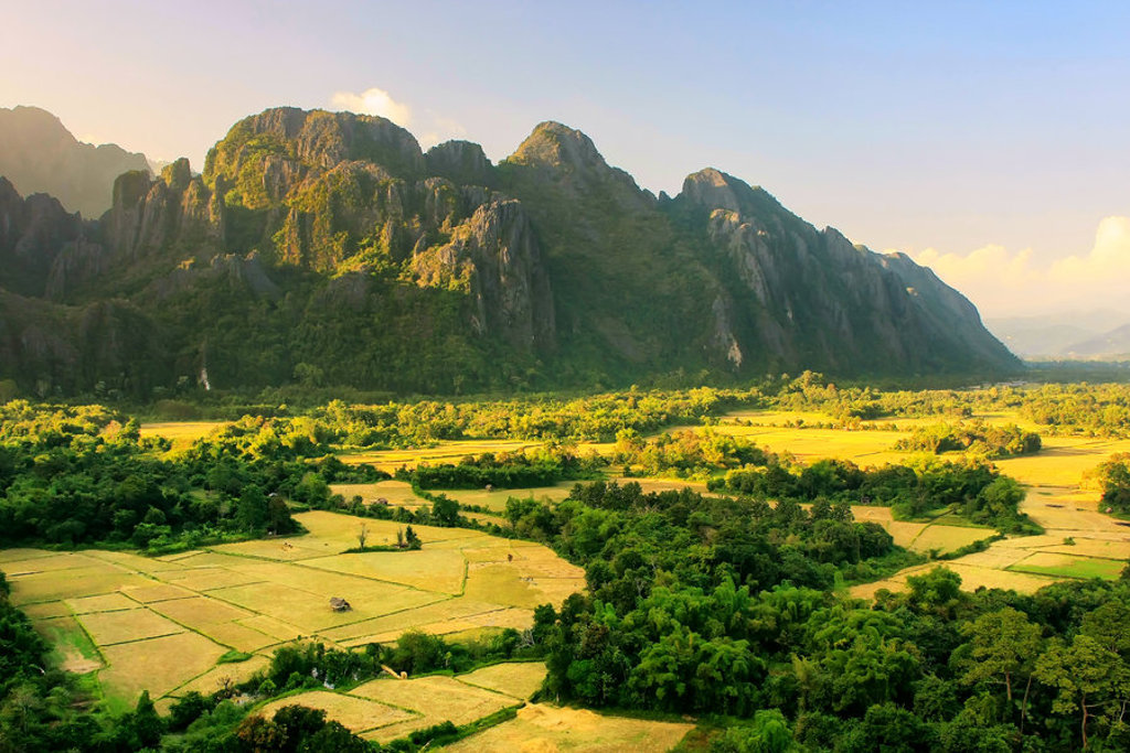Groene karstbergen en rijstvelden in Laos tijdens de 22-35ers reis Thailand, Laos & Cambodja.
