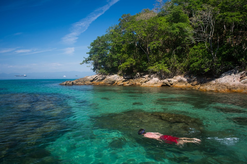 Snorkelen in helderblauw water bij een tropisch eiland aan de kust van Brazilië.