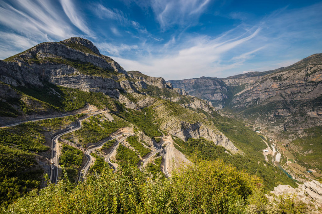 Kronkelende bergweg door ruige bergen tijdens wandelvakantie Peaks of the Balkan.