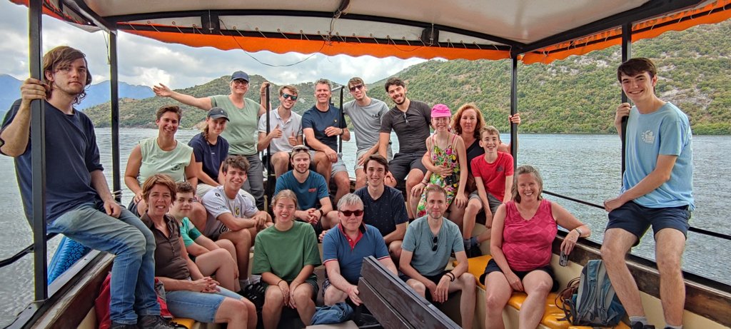 Groep reizigers op een boottocht op het Skadarmeer tijdens familiereis Kroatië en Montenegro.