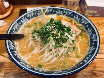 Kom ramen met taugé, bosui en sesamzaad tijdens Route Japan, dag 13.