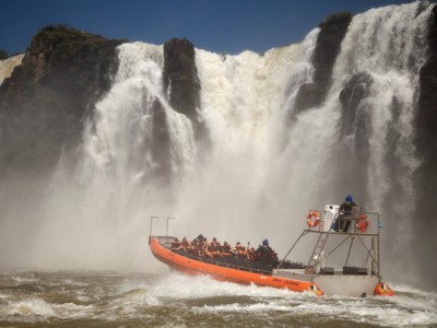 Boottocht bij de Iguazú-watervallen tijdens de route van Buenos Aires naar Rio.