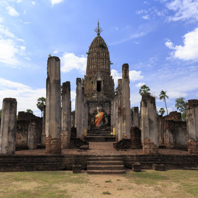 Boeddhabeeld in oude tempelruïnes van Sukhothai, Thailand, tijdens een groepsrondreis.