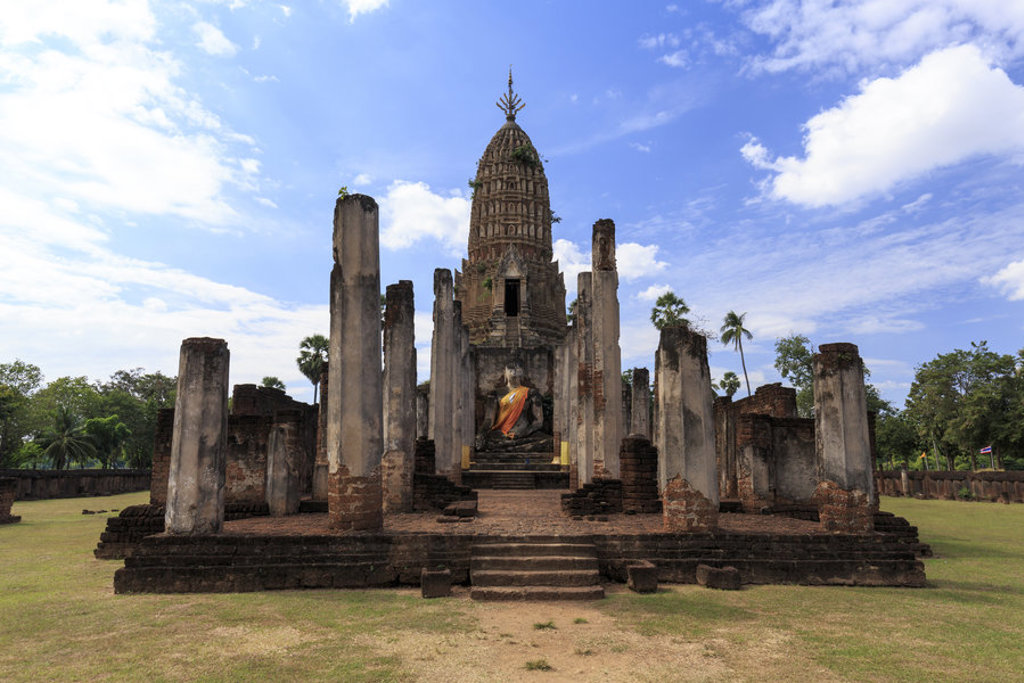 Boeddhabeeld in oude tempelruïnes van Sukhothai, Thailand, tijdens een groepsrondreis.