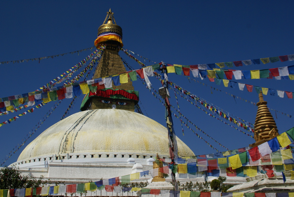 Boudhanath-stoepa in Kathmandu met kleurrijke gebedsvlaggen, tijdens groepsrondreis Tibet en Nepal.
