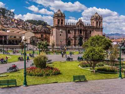 Plaza de Armas in Cusco met de kathedraal en groen stadspark tijdens de route Peru incl. Amazone.