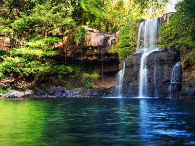 Waterval in Sri Lanka die in een helder zwembad stroomt, omringd door tropisch groen.