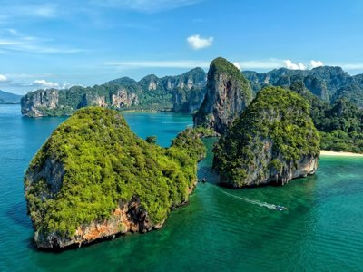 Thailand route: tropisch eiland met palmbomen en strand aan zee.