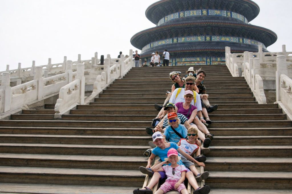 Gezinnen poseren op de trap bij de Tempel van de Hemel in Beijing tijdens een familiereis China.