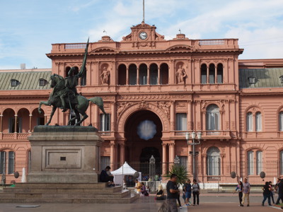 Roze Casa Rosada met ruiterstandbeeld op Plaza de Mayo in Buenos Aires, Argentinië.