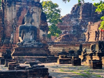 Waterval in het groene regenwoud van Thailand tijdens de familiereis Thailand Hoogtepunten (15 dagen).